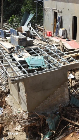 Nhà cửa, công trình dân sinh tại khu vực bản Cửa Rào (xã Tương Dương) bị lũ tàn phá, cuốn trôi xuống sông Lam. (Ảnh: Xuân Tiến/TTXVN)