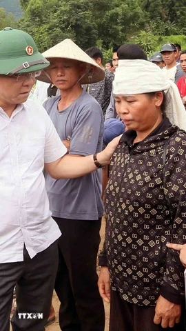 Phó Thủ tướng Chính phủ Lê Thành Long thăm hỏi, động viên gia đình bị thiệt hại về người do mưa lũ ở xã Chiềng Sơ. (Ảnh: Quang Quyết/ TTXVN)
