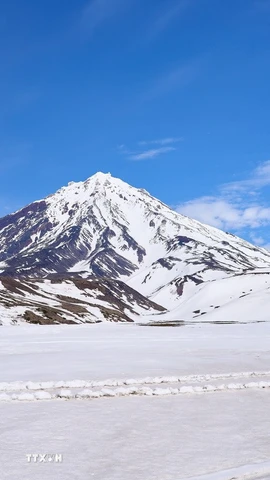 Núi lửa ở Kamchatka, Nga ngày 4/6/2025. (Nguồn: THX/TTXVN)