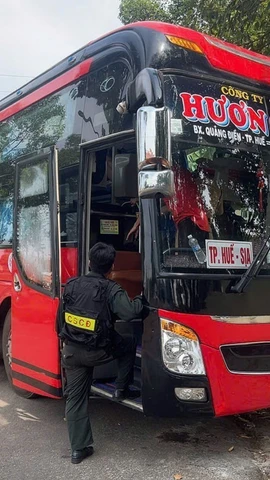 Cảnh sát dừng xe kiểm tra xe khách nhồi nhét khách. (Ảnh: TTXVN phát)