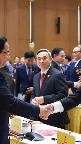 Thủ tướng Phạm Minh Chính với các đại biểu dự Lễ kỷ niệm 50 năm thành lập Ủy ban Biên giới Quốc gia. (Ảnh: Dương Giang/TTXVN)