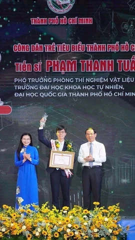 Ông Nguyễn Văn Nên, Ủy viên Bộ Chính trị, Bí thư Thành ủy Thành phố Hồ Chí Minh và Bí thư Trung ương đoàn, Chủ tịch Hội đồng đội Trung ương Nguyễn Phạm Duy Trang trao danh hiệu công dân trẻ cho Tiến sỹ Phạm Thanh Tuấn Anh. (Ảnh: Thu Hương/TTXVN)