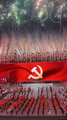 Màn trình diễn pháo hoa nghệ thuật đặc sắc quy mô lớn như bản hòa ca hùng tráng chào mừng thành công Đại hội đại biểu toàn quốc lần thứ XIV của Đảng. (Ảnh: TTXVN)