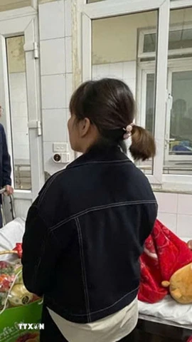 Lãnh đạo Đảng ủy, Ủy ban Nhân dân xã, Công an xã Nam An Phụ và đại diện trường THCS Thăng Long thăm hỏi, động viên em P.T.T.P sau sự việc. (Ảnh: TTXVN phát)