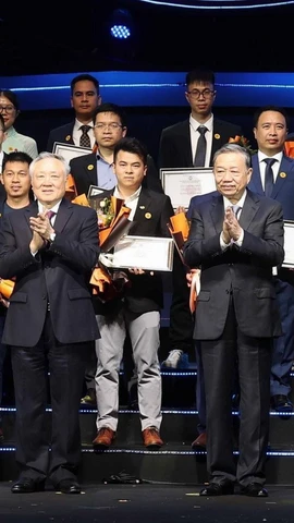 Tổng Bí thư Tô Lâm và các doanh nghiệp đoạt Giải sản phẩm công nghệ số "Make in Viet Nam 2024". (Ảnh: Thống Nhất/TTXVN)