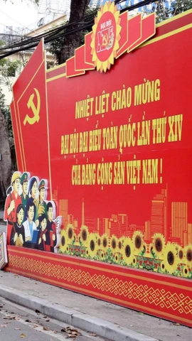 Các tuyến phố trung tâm tại các địa phương rực rỡ cờ hoa chào mừng Đại hội XIV của Đảng. (Ảnh: Văn Đạt/TTXVN)
