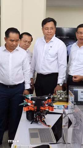 Phó Thủ tướng Chính phủ Hồ Quốc Dũng tham quan một số mô hình công nghệ mới tại Trường Đại học Quốc gia Thành phố Hồ Chí Minh. (Ảnh: Hứa Chung/TTXVN)