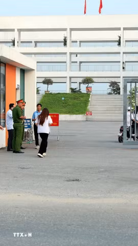 Các thí sinh đến điểm dự thi môn Ngữ văn tại trường Trung học phổ thông chuyên Tuyên Quang. (Ảnh: Quang Cường/TTXVN)
