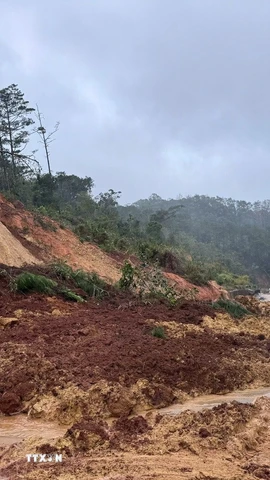 Quốc lộ 24 đoạn qua xã Măng Đen bị sạt lở nghiêm trọng. (Ảnh: Cao Nguyên/TTXVN)