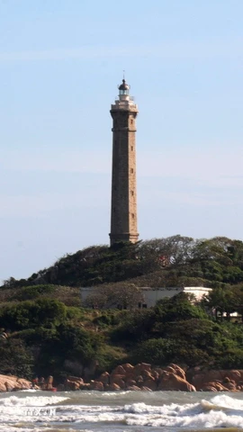 Hải đăng Kê Gà tọa lạc trên Đảo Kê Gà (xã Tân Thành) cách đất liền khoảng 500m. (Ảnh: Hồng Hiếu/TTXVN)