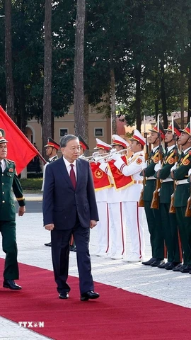 Tổng Bí thư Tô Lâm đến dự Lễ kỷ niệm 80 năm Ngày truyền thống lực lượng vũ trang Quân khu 9 và đón nhận danh hiệu Anh hùng Lực lượng Vũ trang Nhân dân. (Ảnh: Thống Nhất/TTXVN)