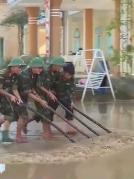 Quảng Trị: Các lực lượng hỗ trợ vùng “rốn lũ” Lệ Thủy khắc phục hậu quả bão lũ