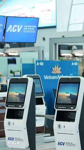 Các quầy check-in tự động được đặt tại nhà ga T2 Nội Bài. (Ảnh: Quốc Khánh/TTXVN)