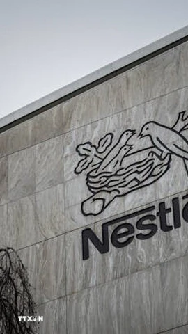 Biểu tượng Nestle tại trụ sở tập đoàn ở Vevey, Thụy Sĩ. (Ảnh: Getty Images/TTXVN)