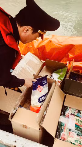 Các đơn vị Hải quan cửa khẩu tăng cường tuần tra, kiểm soát và triệt phá nhiều đường dây vận chuyển thực phẩm không đảm bảo chất lượng từ biên giới vào nội địa tiêu thụ. (Ảnh: HQ/Vietnam+)
