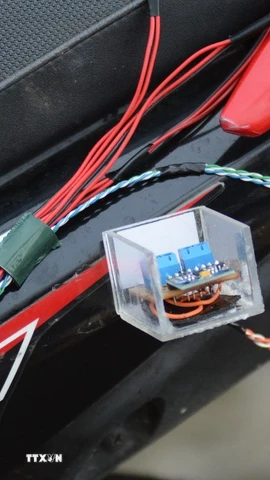 Cận cảnh chi tiết bộ phận thiết bị giám sát chất lượng mặt đường bộ và cảnh báo ngập lụt trong đô thị. (Ảnh: Văn Dũng/TTXVN)