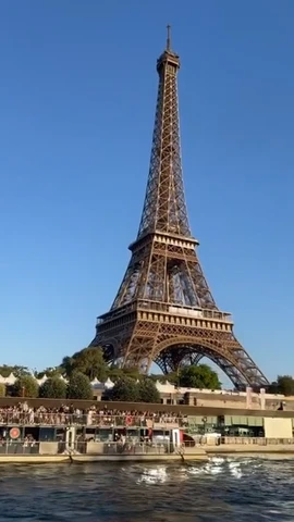 Ngắm nhìn Tháp Eiffel bên dòng sông Seine 