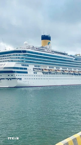 Tàu Costa Serena (Italy) ghé tham quan vịnh Hạ Long (Quảng Ninh). (Ảnh: TTXVN phát)