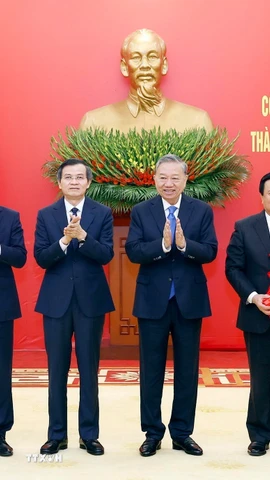 Tổng Bí thư Tô Lâm trao Quyết định của Bộ Chính trị thành lập Hội đồng Lý luận Trung ương nhiệm kỳ 2026-2031. (Ảnh: Thống Nhất/TTXVN)