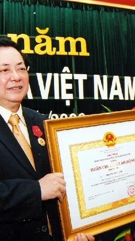 Phó Chủ tịch nước Trương Mỹ Hoa trao Huân chương Lao động hạng Nhì tặng Phó Tổng Giám đốc Thông tấn xã Việt Nam Trương Đức Anh nhân dịp kỷ niệm 61 năm Ngày truyền thống Thông tấn xã Việt Nam, tháng 9/2006. (Ảnh: TTXVN)