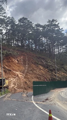 Đèo Prenn, cửa ngõ chính vào Đà Lạt, bị sạt lở nghiêm trọng giữa trưa 4/12/2025. (Ảnh: Chu Quốc Hùng/TTXVN)
