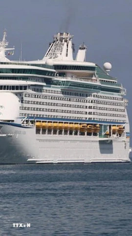 Tàu khách du lịch cỡ lớn vào cập cảng trong ngày khánh thành Bến số 1, cảng Chân Mây (Thừa Thiên-Huế). (Ảnh: Quốc Việt/TTXVN)