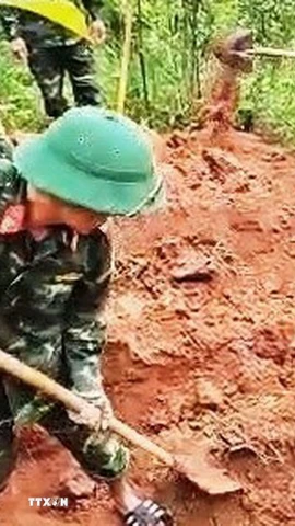 Các hài cốt được tìm thấy tại khu vực rừng tràm của một hộ dân ở thôn Trại Cá, xã Đakrông, tỉnh Quảng Trị. (Ảnh: TTXVN phát)