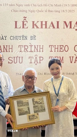 Bảo tàng Thành phố Hồ Chí Minh tiếp nhận bộ tem từ nhà sưu tập Trần Văn Bùi. (Ảnh: Thu Hương/TTXVN)