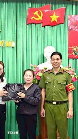 Bà Trần Thị Giàu (thôn Vạn An) cùng Công an đã trao trả toàn bộ tài sản cho chị Hoàng Thị Hiền (trú Thành phố Hồ Chí Minh). (Ảnh: TTXVN phát)