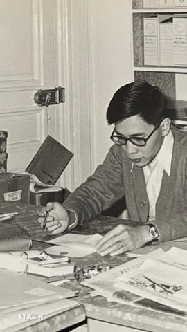 Bàn làm việc của ông Nguyễn Hữu Động, cán bộ Phòng Thông tin Mặt trận Dân tộc Giải phóng miền Nam Việt Nam tại Pháp cuối những năm 1970. (Ảnh: TTXVN phát)