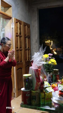 Lễ cúng giao thừa trong giờ tý (từ 23 giờ đến 1 giờ sáng) với ý nghĩa đem bỏ hết những điều xấu, không may mắn của năm cũ sắp qua để đón chào những điều tốt đẹp của năm mới sắp đến. (Ảnh: Thanh Tùng/TTXVN)