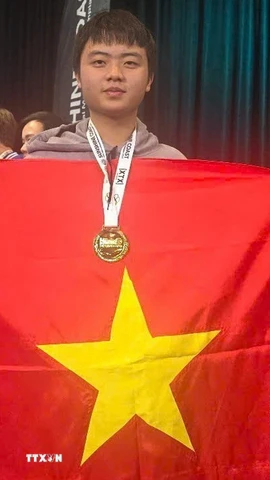 Niềm vui của chàng trai Vàng Olympic Toán học quốc tế Võ Trọng Khải. (Ảnh: TTXVN phát)