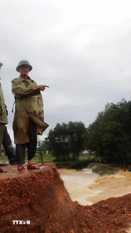 Lãnh đạo Sở Nông nghiệp và Môi trường, lãnh đạo Ủy ban Nhân dân xã Thái Thủy, huyện Lệ Thủy, tỉnh Quảng Bình, kiểm tra đập Dạ Lam. (Ảnh: Tá Chuyên/TTXVN)