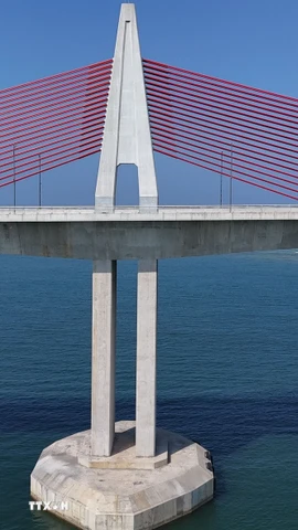 Cầu vượt cửa biển Thuận An, phường Thuận An (Huế) dự kiến đưa vào khai thác Quý 2/2026 khi đường dẫn lên cầu hoàn thành. (Ảnh: Nguyên Lý/TTXVN)