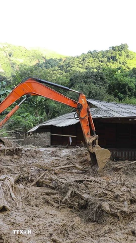 Máy xúc được huy động để khắc phục hậu quả lũ quét, sạt lở đất ở Điện Biên. (Ảnh: Xuân Tư/ TTXVN)