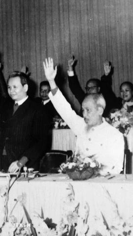 Quốc hội đã ban hành Hiến pháp 1959 tạo nền tảng pháp lý cho việc xây dựng chủ nghĩa xã hội ở miền Bắc, đấu tranh thống nhất nước nhà. Trong ảnh: Chủ tịch Hồ Chí Minh và các đại biểu Quốc hội nhất trí thông qua Hiến pháp mới tại Kỳ họp thứ 11, Quốc hội khóa I (1959). (Ảnh: TTXVN)