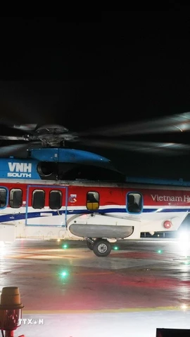 Trực thăng của Binh đoàn 18 (Bộ Quốc phòng) cùng lúc chở 2 bệnh nhân từ Trường Sa đáp xuống sân đỗ Bệnh viện Quân y 175. (Ảnh: TTXVN phát)