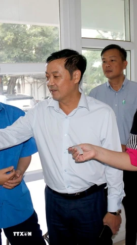 Ông Lê Trọng Yên (giữa), Phó Chủ tịch Ủy ban Nhân dân tỉnh Lâm Đồng, kiểm tra giải quyết thủ tục hành chính trực tuyến tại phường Phú Thủy. (Ảnh: Nguyễn Thanh/TTXVN)