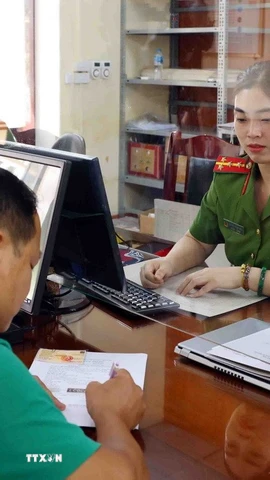 Người dân tỉnh Ninh Bình có thể đến trụ sở Công an phường làm thủ tục đăng ký xe. (Ảnh: Phạm Kiên/TTXVN)