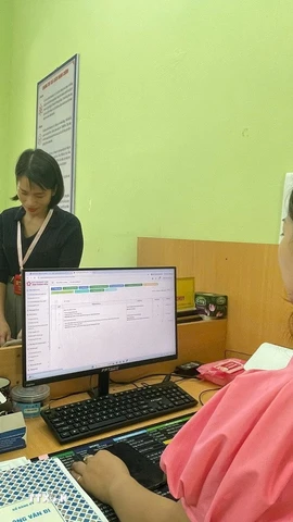 Đội ngũ cán bộ, công chức ở xã Tam Chung phải kiêm nhiệm nhiều lĩnh vực hoặc thực hiện nhiệm vụ chưa đúng với chuyên môn đào tạo. (Ảnh: Hoa Mai/TTXVN)