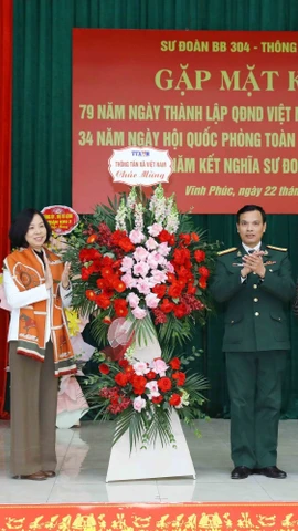 Lãnh đạo Thông tấn xã Việt Nam tặng hoa chúc mừng Sư đoàn 304 tại buổi Gặp mặt truyền thống kỷ niệm 63 năm kết nghĩa Sư đoàn 304- Thông tấn xã Việt Nam. (Ảnh: An Đăng/TTXVN)