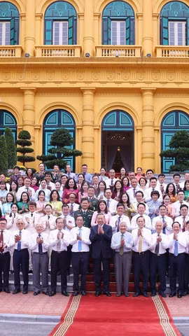 Tổng Bí thư, Chủ tịch nước Tô Lâm chụp ảnh chung với các nhà báo tiêu biểu. (Ảnh: Văn Điệp/TTXVN)