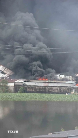 Hiện trường đám cháy vụ da giày tại thôn Đông Tiến, xã Chấn Hưng, thành phố Hải Phòng sáng 14/12. (Ảnh: Hoàng Ngọc/TTXVN)