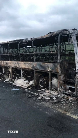 Cả ba phương tiện đều bị lửa thiêu rụi; trong đó xe tải và xe khách cháy hoàn toàn, xe đầu kéo bị cháy phần đầu. (Ảnh: TTXVN phát)