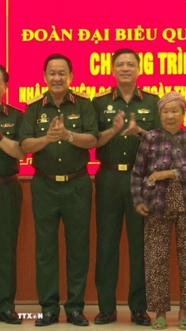 Đại tướng Nguyễn Trọng Nghĩa và Bí thư Tỉnh ủy Tây Ninh Nguyễn Văn Quyết trao quà cho gia đình chính sách, hộ nghèo xã Đức Huệ. (Ảnh: Thanh Bình/TTXVN)