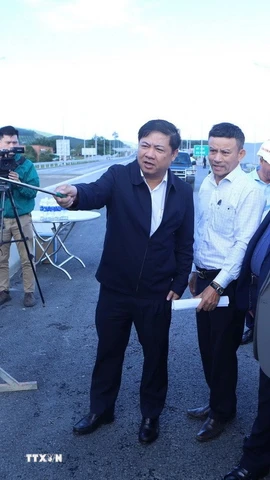 Bí thư Tỉnh ủy Đắk Lắk Lương Nguyễn Minh Triết (bên trái, ngoài cùng) chỉ đạo chủ đầu tư đẩy nhanh tiến độ thi công dự án. (Ảnh: Tuấn Anh/ TTXVN)