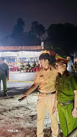 Công an tỉnh Đồng Tháp khám nghiệm hiện trường vụ tai nạn giao thông tối 5/12/2025. (Ảnh: TTXVN phát)