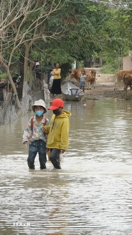 Buôn Nu, xã Uar (tỉnh Gia Lai) vẫn ngập sâu trong nước sau bão số 13. (Ảnh: Hoài Nam/TTXVN)