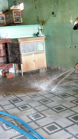 Người dân phường Hàm Thắng (Lâm Đồng) dọn dẹp nhà cửa sau lũ. (Ảnh: Nguyễn Thanh/TTXVN)