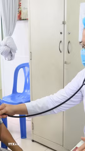 Phụ nữ có nguy cơ mắc bệnh loãng xương cao hơn so với nam giới. (Ảnh: Đinh Hằng/TTXVN)